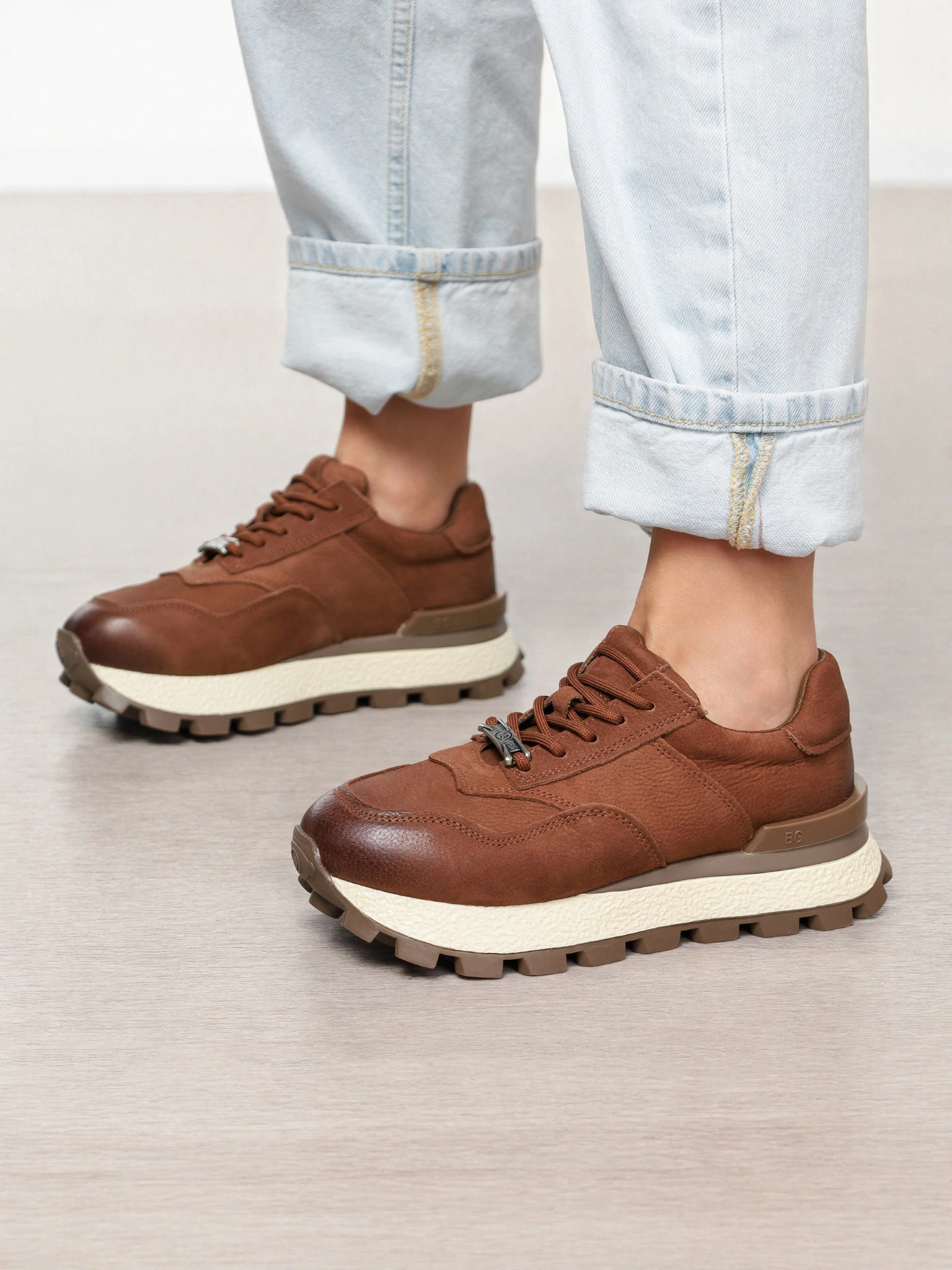 Кроссовки коричневого цвета с пряжкой на рельефной подошве 